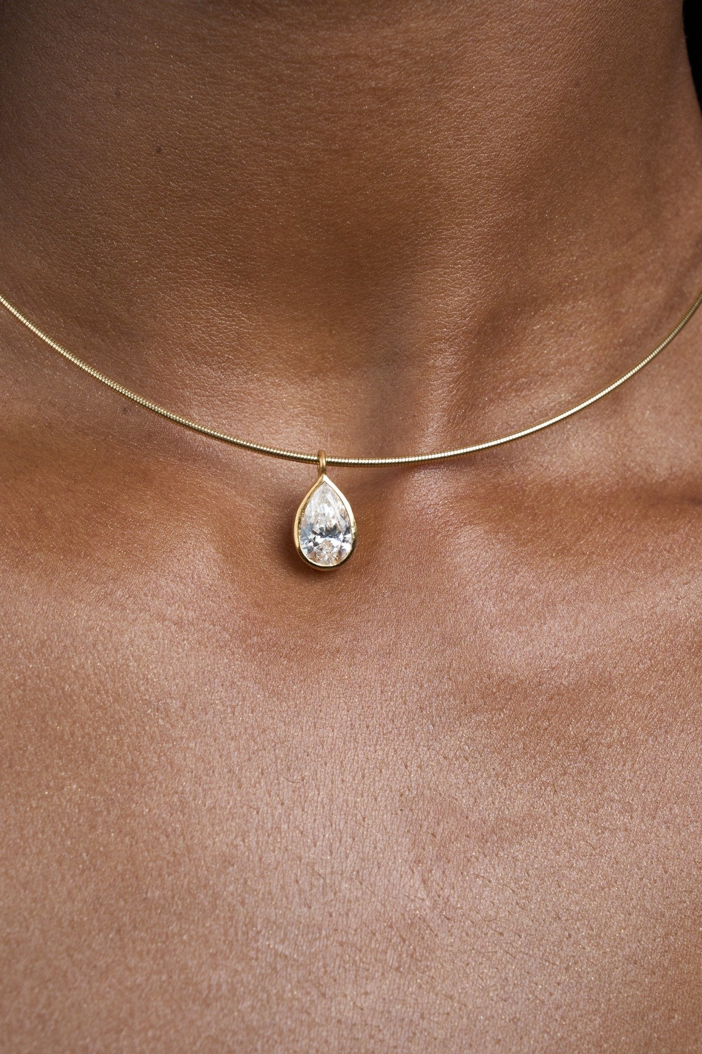 18k GOLD PEAR SHAPE BEZEL DIAMOND