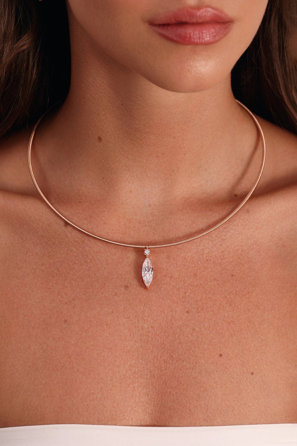 18k GOLD MARQUISE AND ROUND SHAPE DIAMOND