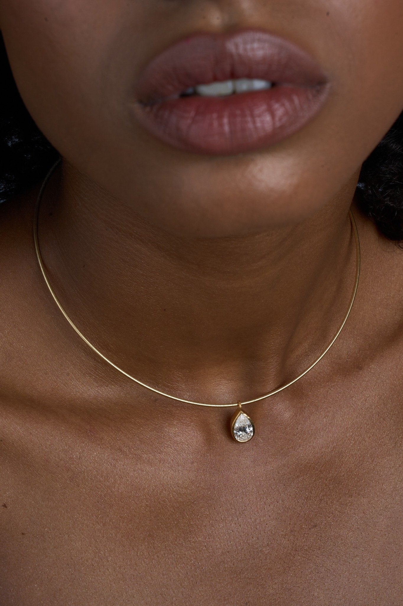 18k GOLD PEAR SHAPE BEZEL DIAMOND