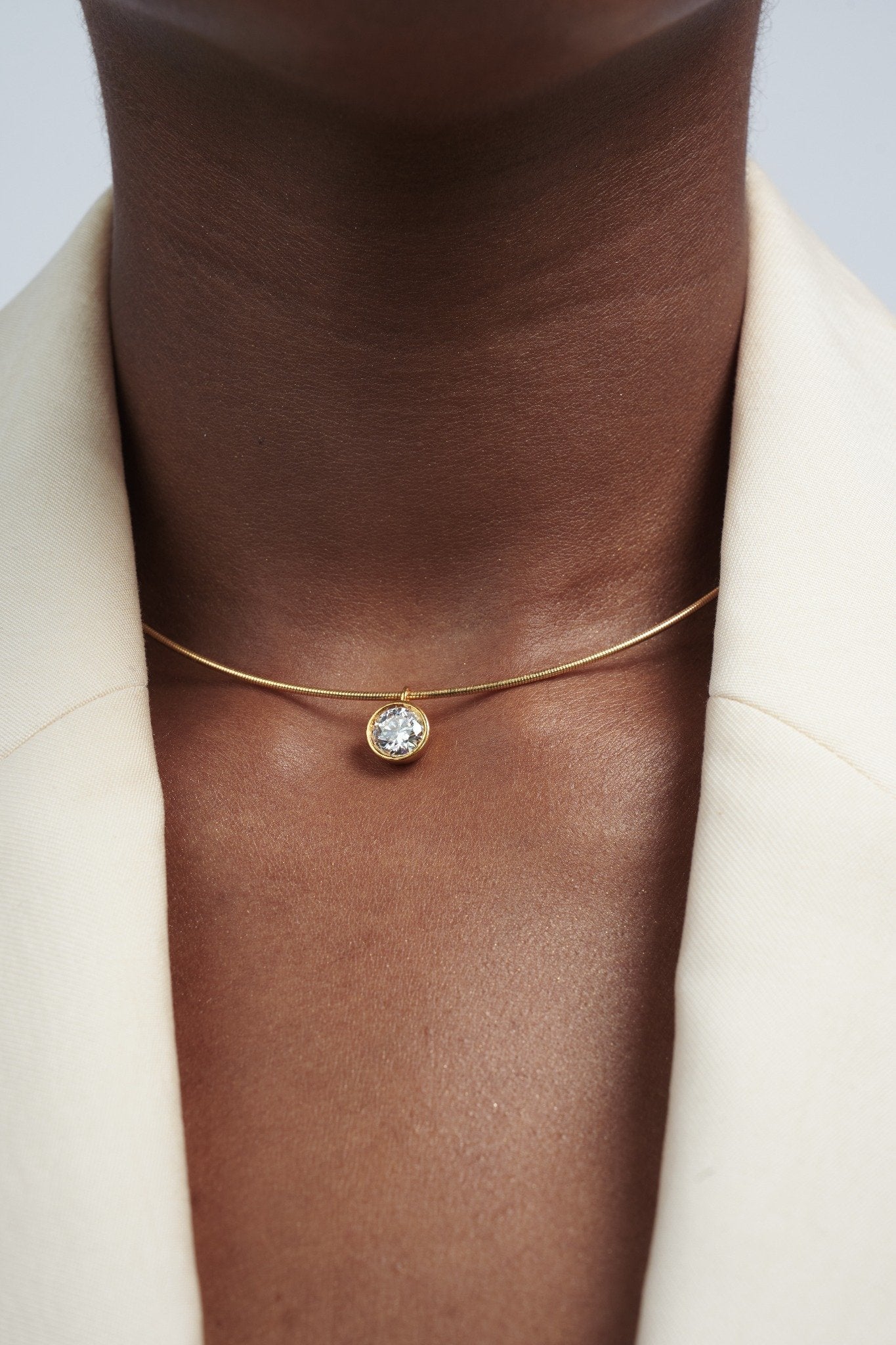 18k GOLD ROUND SHAPE BEZEL DIAMOND