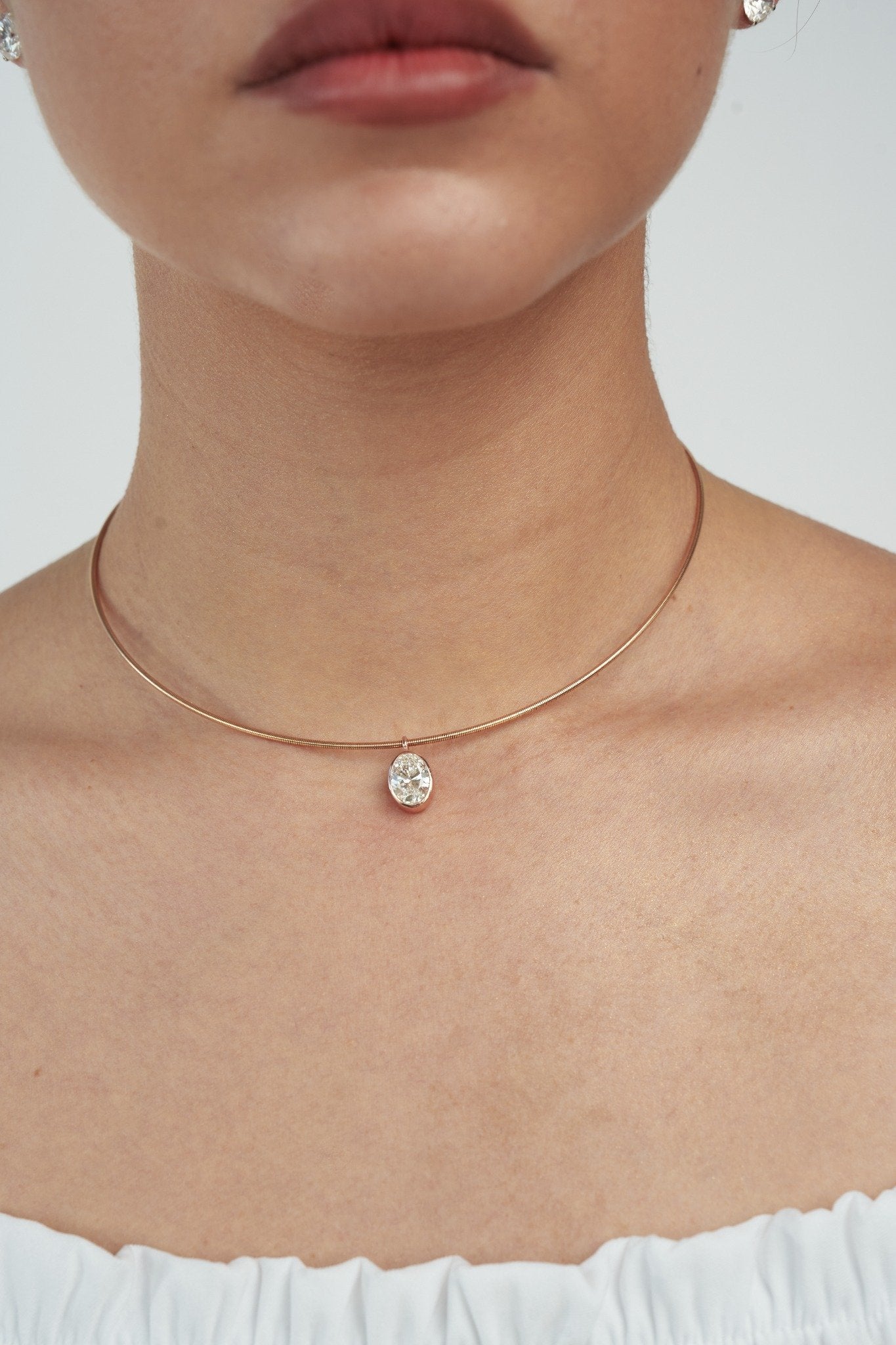 18k GOLD OVAL BEZEL DIAMOND