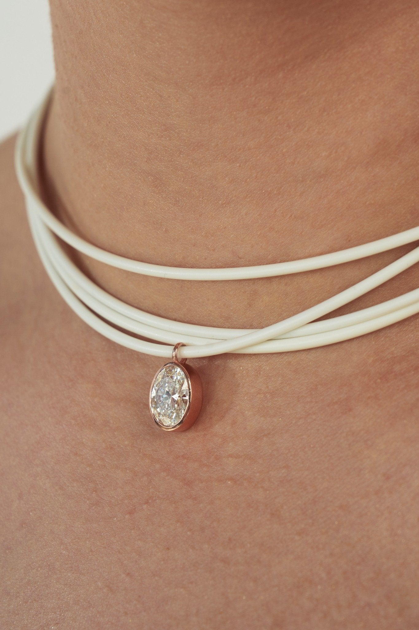 18k GOLD OVAL BEZEL DIAMOND