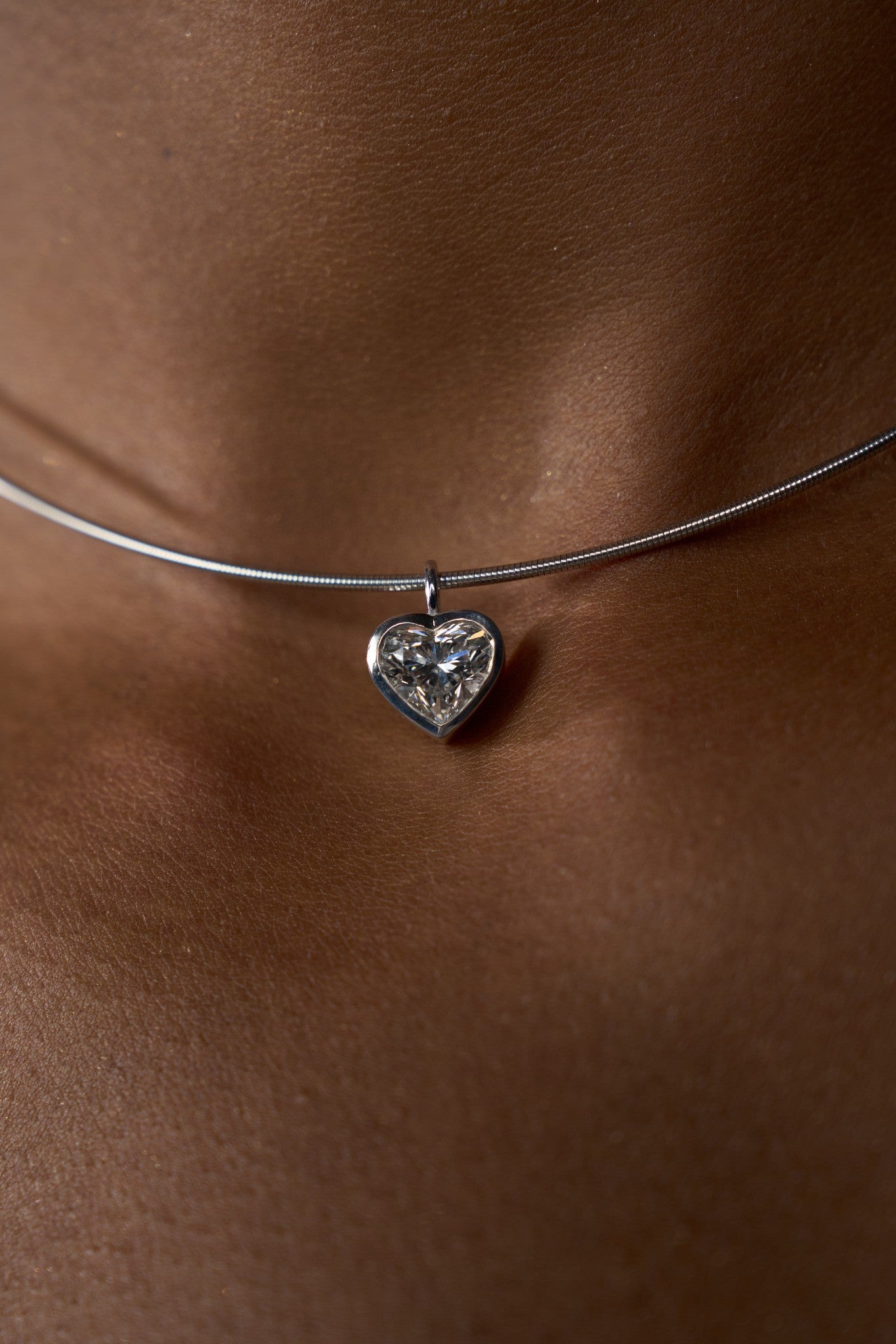 18k GOLD HEART SHAPE BEZEL DIAMOND