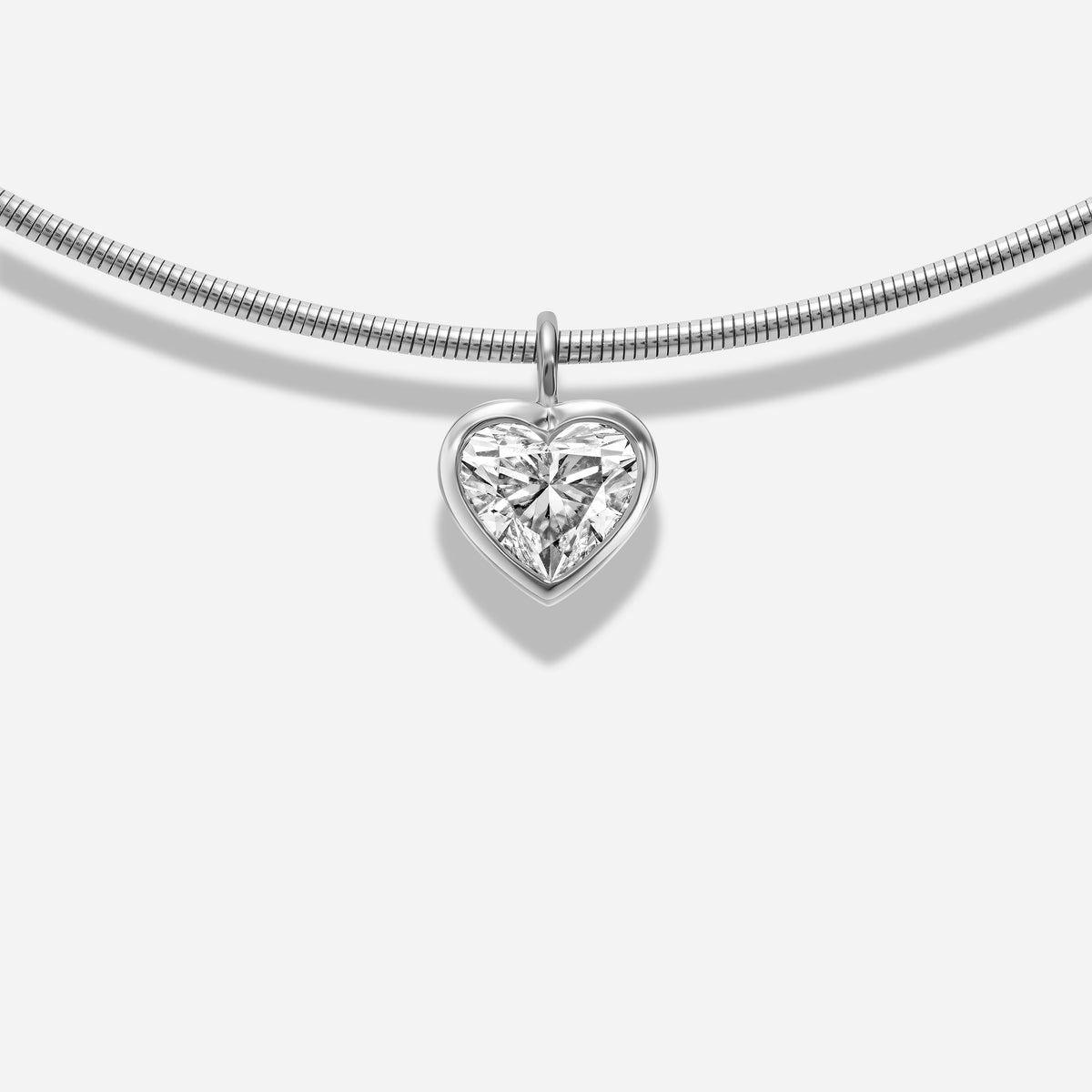 18K GOLD HEART-SHAPED BEZEL DIAMOND