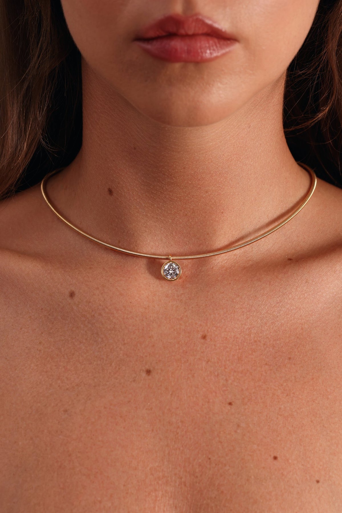 18k GOLD ROUND SHAPE BEZEL DIAMOND