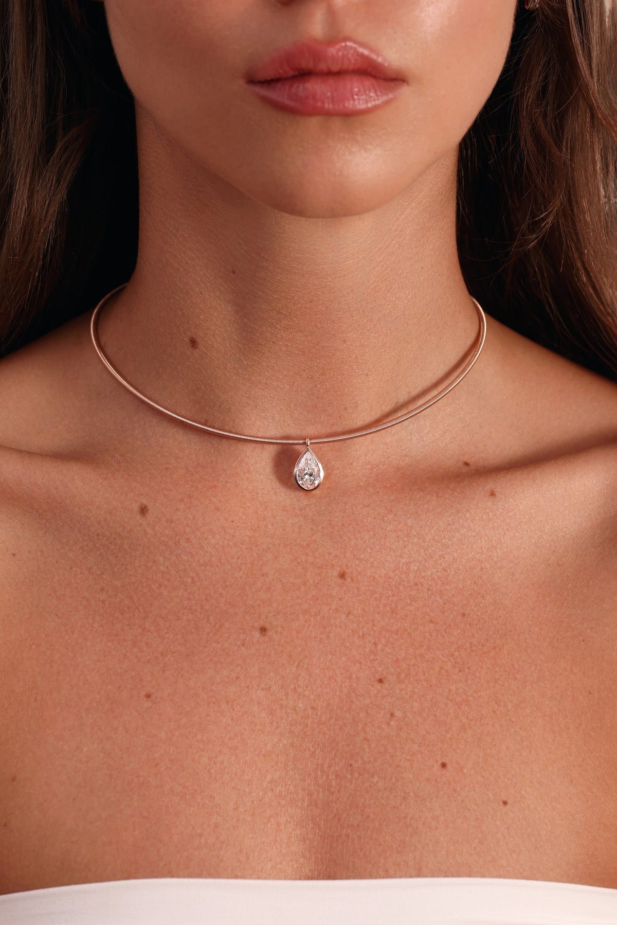 18k GOLD PEAR SHAPE BEZEL DIAMOND